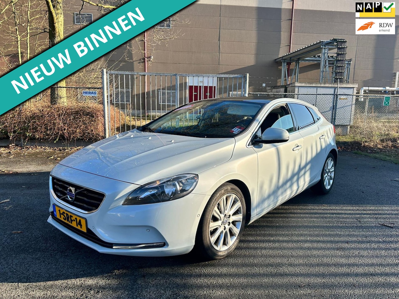 Volvo V40 - 1.6 D2 Summum ZEER NETTE AUTO RIJDT EN SCHAKELT TOP - AutoWereld.nl