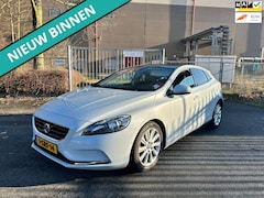 Volvo V40 - 1.6 D2 Summum ZEER NETTE AUTO RIJDT EN SCHAKELT TOP