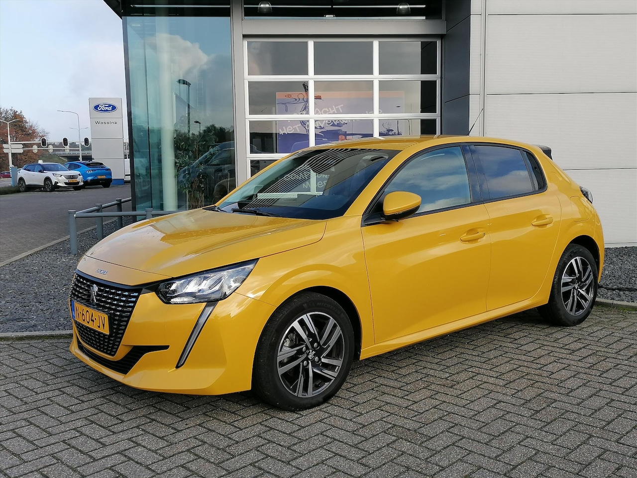 Peugeot 208 - 1.2 PureTech 100pk Automaat Allure | Stoelverwarming | Carplay en android auto | PDC - AutoWereld.nl