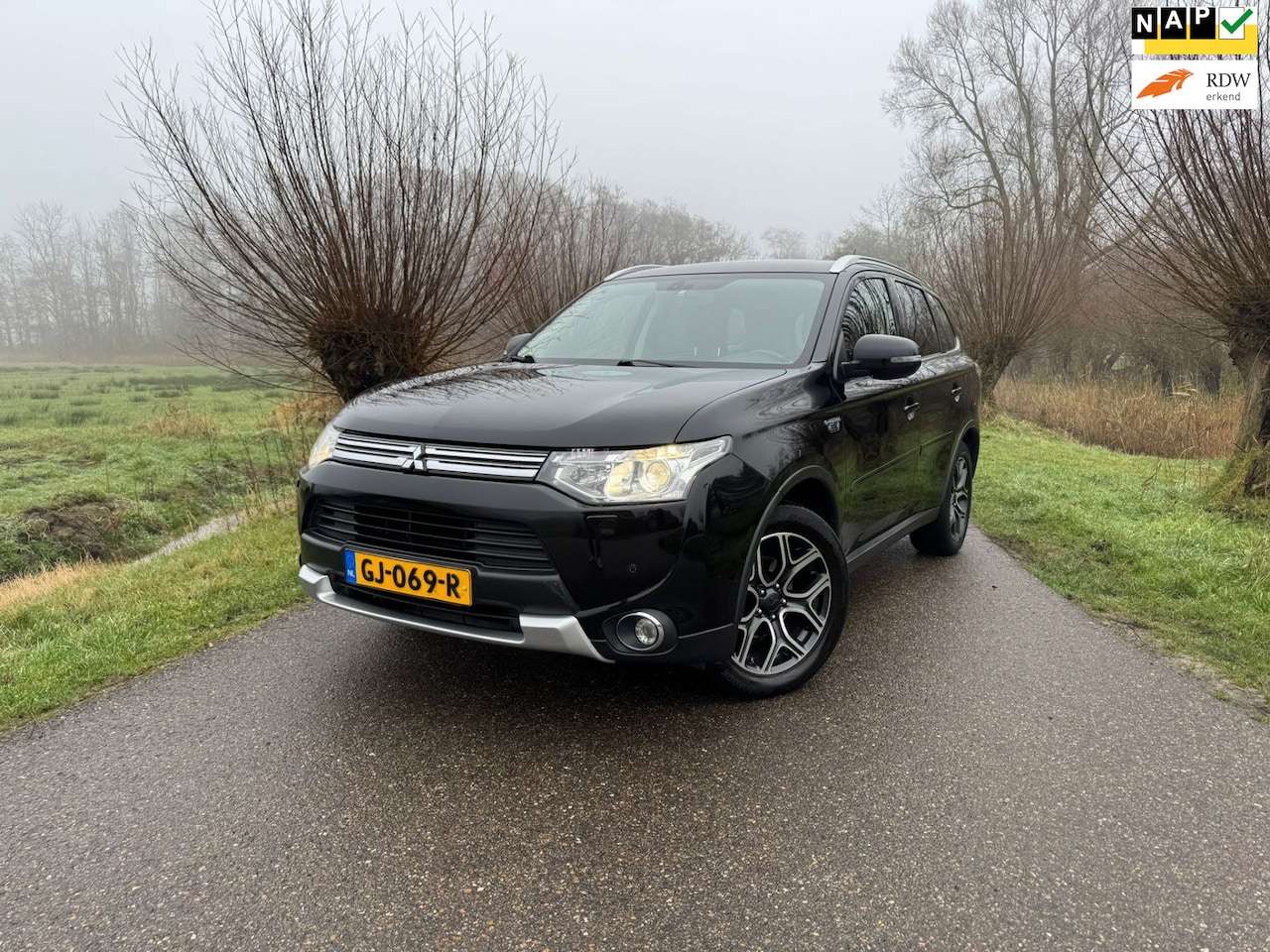 Mitsubishi Outlander - 2.0 PHEV Limited Edition X-Line / Automaat / Airco / Navi / Camera / Leder / Elektr. Laadk - AutoWereld.nl