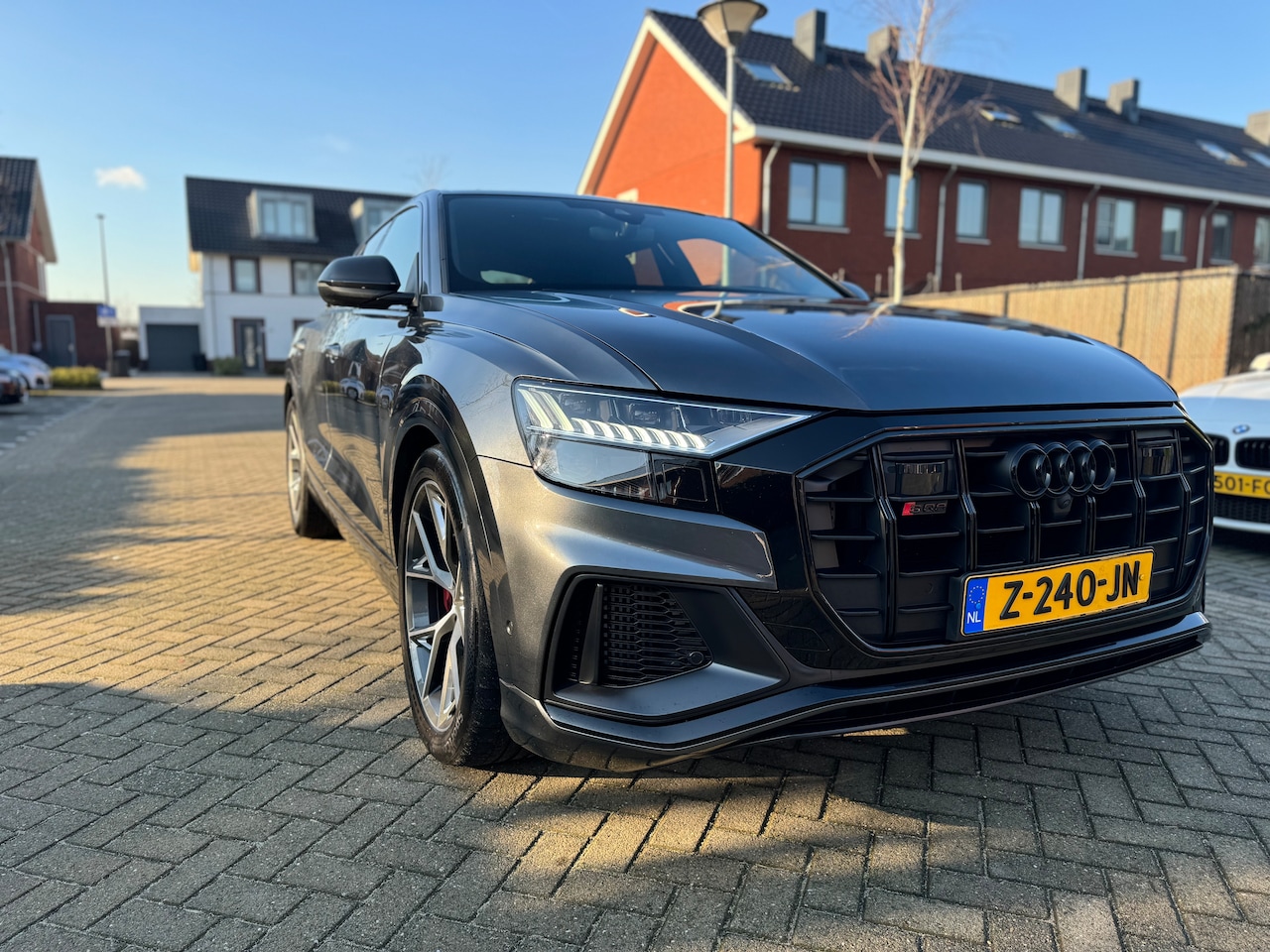 Audi Q8 - 4.0 TFSI SQ8 quattro GrijsSUV+HEADUP+PANO+4WSTURING - AutoWereld.nl