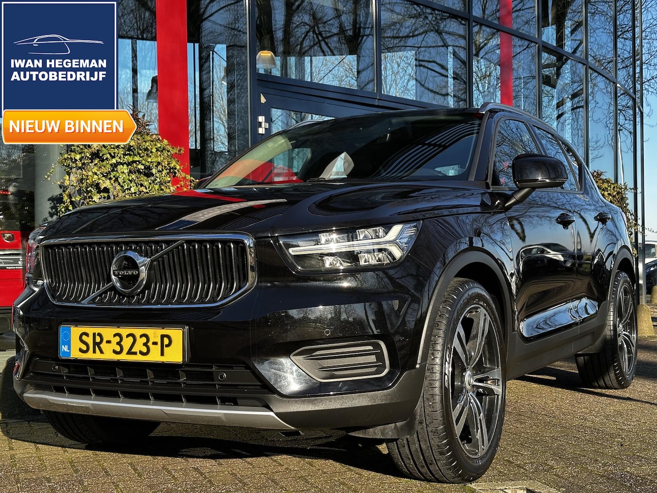 Volvo XC40 - 2.0 T4 Momentum AUTOMAAT | Navi | ECC | PDC + Camera | Afn. Trekhaak | LM Velgen - AutoWereld.nl