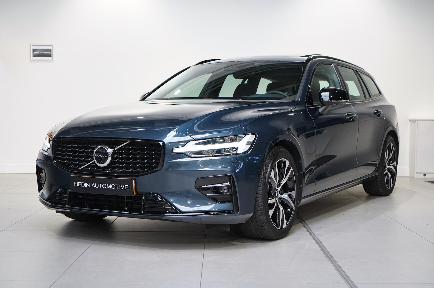 Volvo V60 - 2.0 B3 Plus Dark Mild Hybride | 360° Rondom Camera | Google Maps | Harman & kardon Premium - AutoWereld.nl