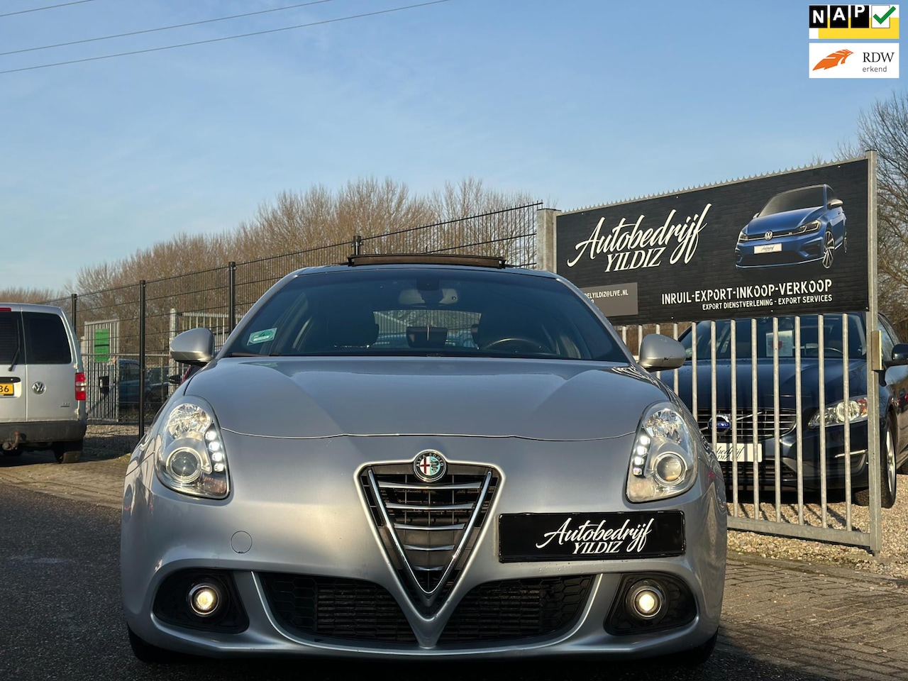 Alfa Romeo Giulietta - 2.0 JTDm Exclusive 2.0 JTDm Exclusive, Leder/Pano/ NL Auto - AutoWereld.nl