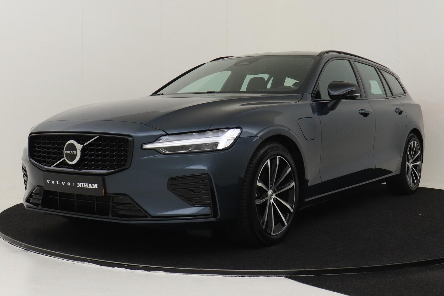 Volvo V60 - T6 RECHARGE AWD PLUS DARK -PANO.DAK|HK-AUDIO|360°CAM|BLIS|TREKHAAK - AutoWereld.nl