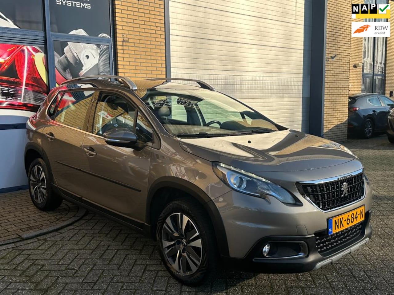 Peugeot 2008 - 1.2 PureTech Allure 1.2 PureTech Allure, NAP, distributie vernieuwd, PDC, navigatie, airco, panoramadak, licht - AutoWereld.nl