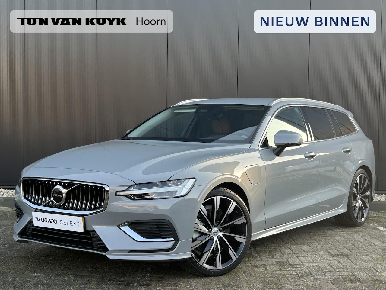 Volvo V60 - 2.0 T6 Plug-in hybrid AWD Essential Edition / 20 inch / Truffel bruin leder / Styling pakk - AutoWereld.nl