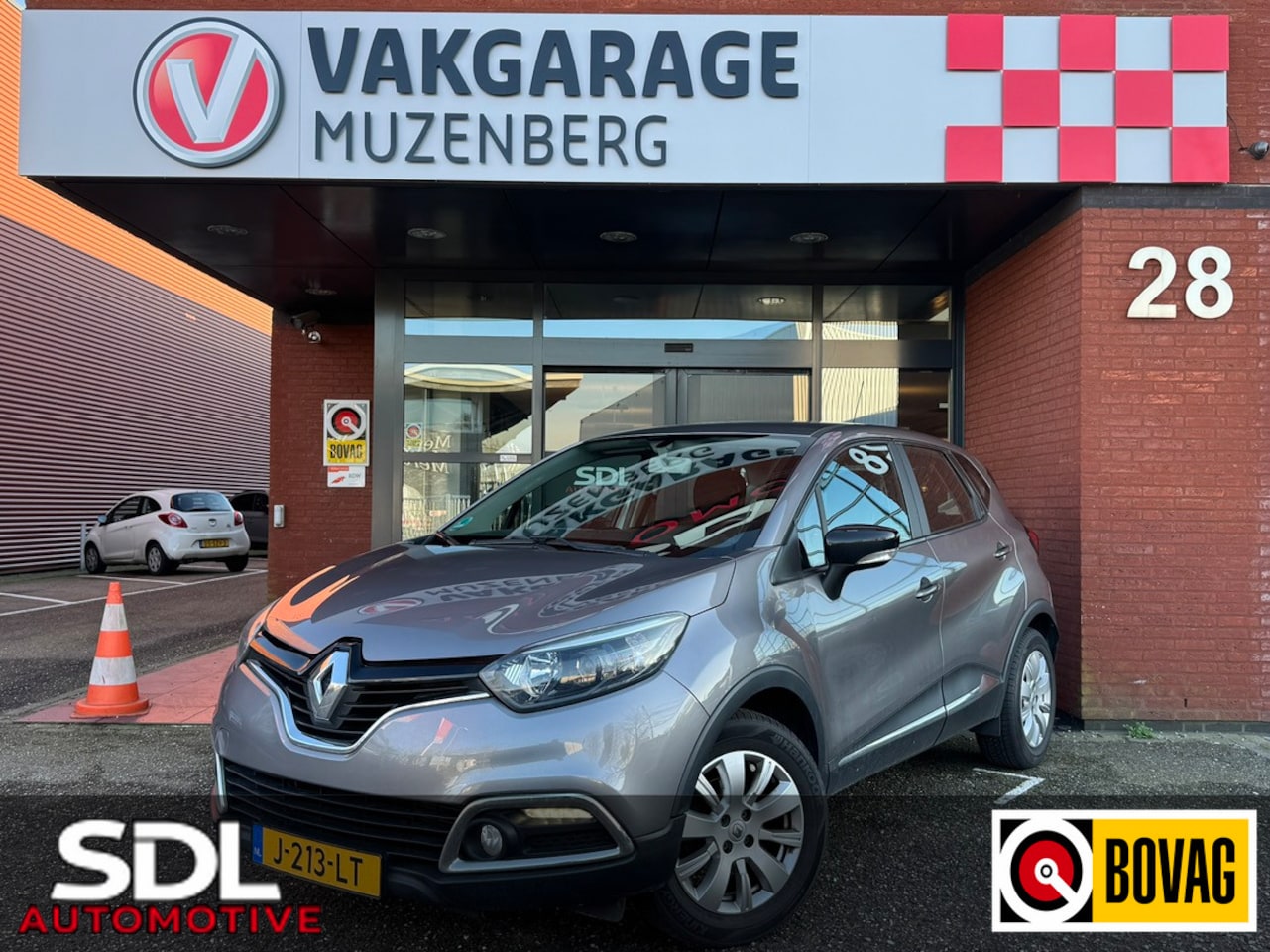 Renault Captur - 0.9 TCe Limited // NAVI // PDC // BLUETOOH // CRUISE // LICHT METALEN VELGEN - AutoWereld.nl