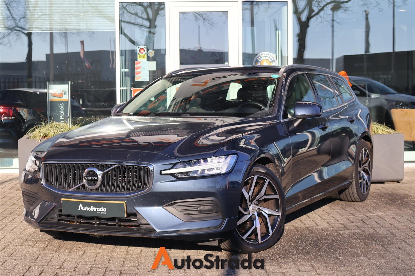 Volvo V60 - T5 Momentum Pro 250pk | Denim Blue | Carplay | Navi | Keyless Go | DAB | - AutoWereld.nl