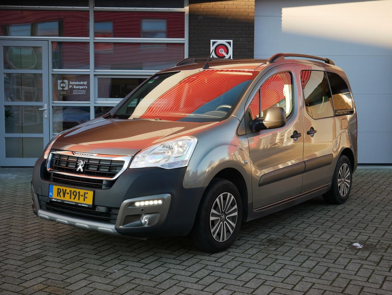 Peugeot Partner Tepee - 1.2 PureTech Active Navi+BT| Camera| Trekhaak - AutoWereld.nl