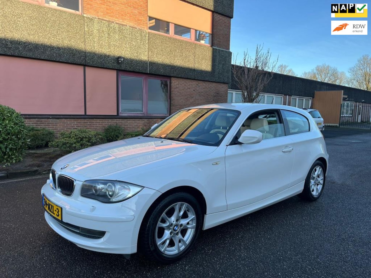 BMW 1-serie - 120i Business Line Ultimate Edition Keyless Leder Boekjes N.A.P - AutoWereld.nl