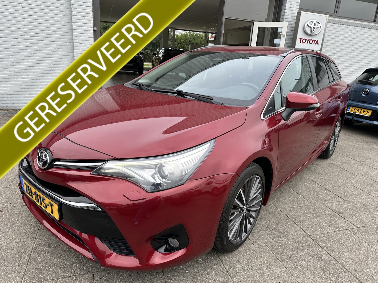 Toyota Avensis Touring Sports - 1.8 Aut. VVT-i Executive | Trekhaak tot 1.600kg  | Cruise | Navigatie | Schitterende kleur - AutoWereld.nl