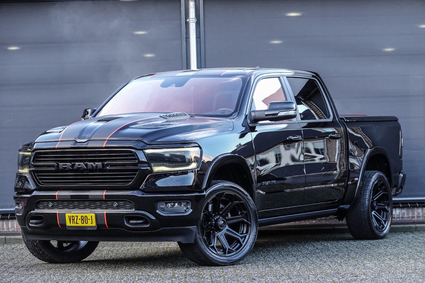 Dodge Ram 1500 - 5.7 HEMI V8 401Pk 4x4 Crew Cab | Laramie | Luchtvering | Striping | 5-Persoons | Trekhaak - AutoWereld.nl