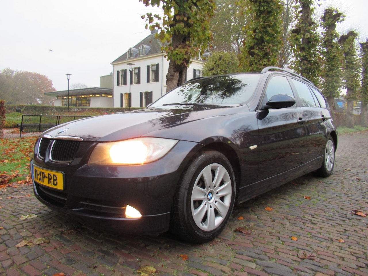 BMW 3-serie Touring - 320i Business Line 150 PK Ecc Cruisecontrol Leer Sportstoelen Navigatie - AutoWereld.nl