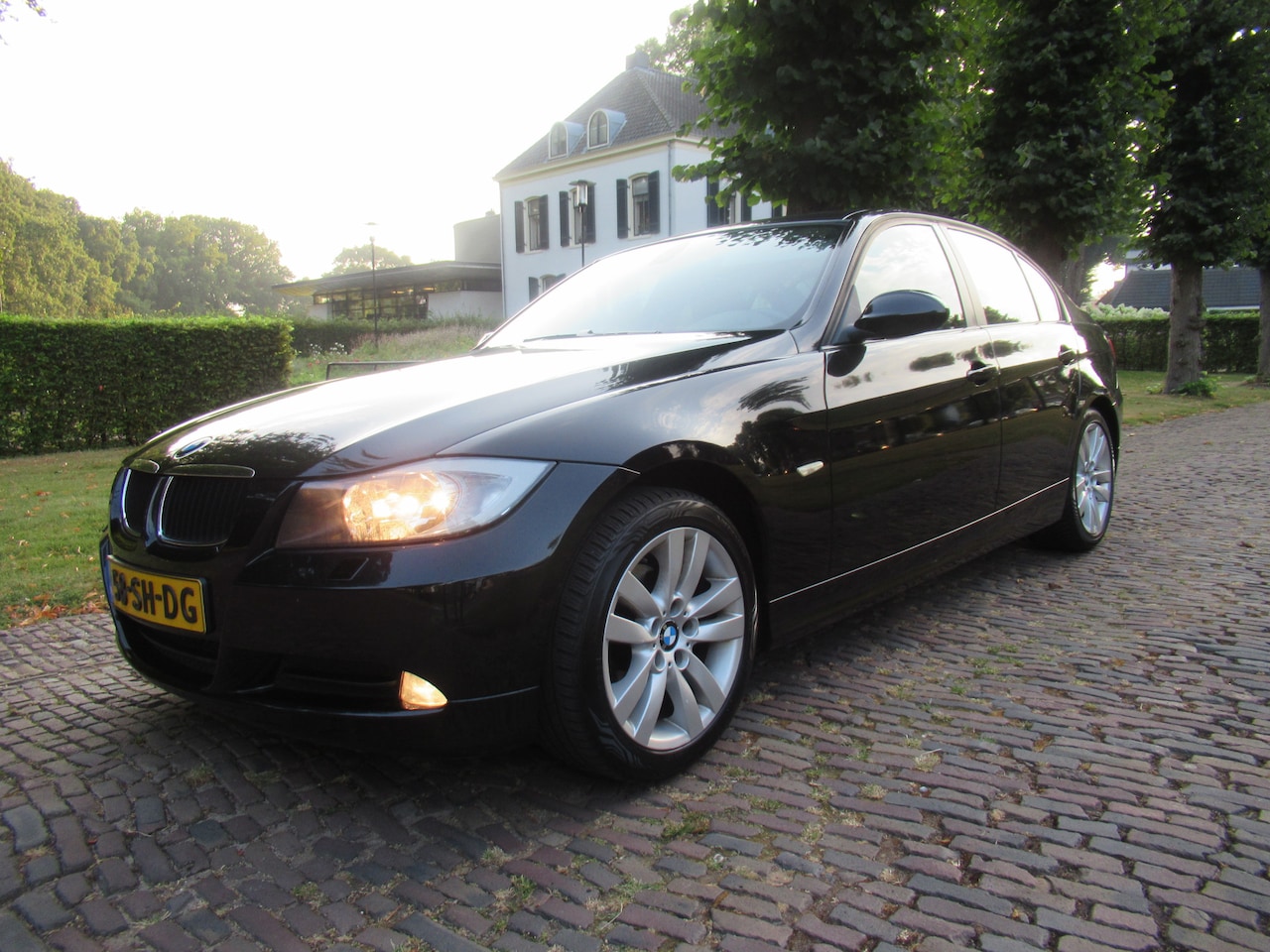 BMW 3-serie - 318i Dynamic Executive Ecc Cruisecontrol Leer/Stof Sportstoelen Pdc Isofix 6 Bak Lm Velgen - AutoWereld.nl