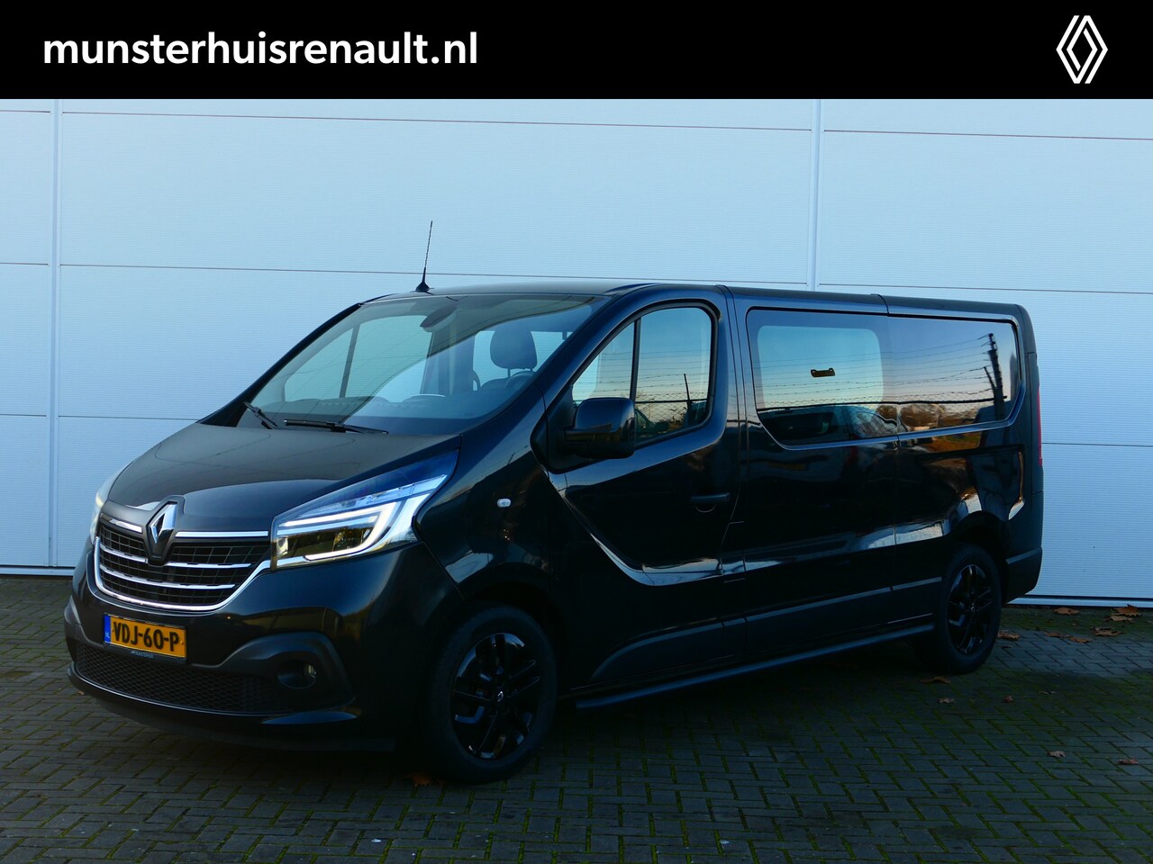 Renault Trafic - 2.0 dCi 145 T29 L2H1 DC Luxe *AUTOMAAT* - Trekhaak, camera, clima, cruise, betimmering - AutoWereld.nl