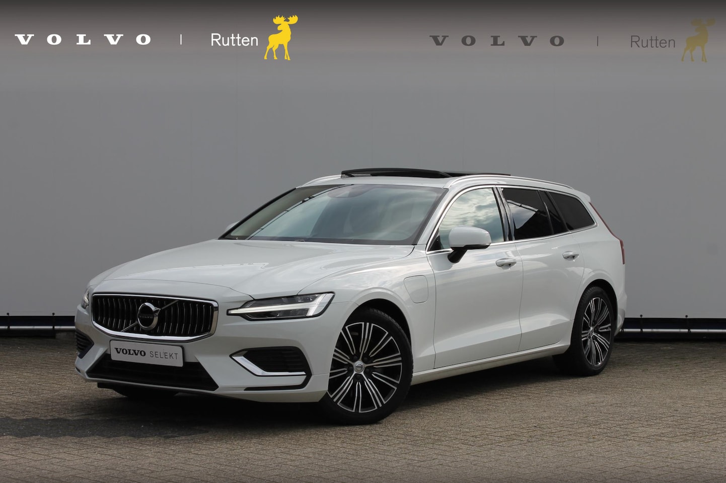 Volvo V60 - T6 340PK Automaat Recharge AWD Inscription Cruise Control / Panoramisch schuif-kanteldak / - AutoWereld.nl