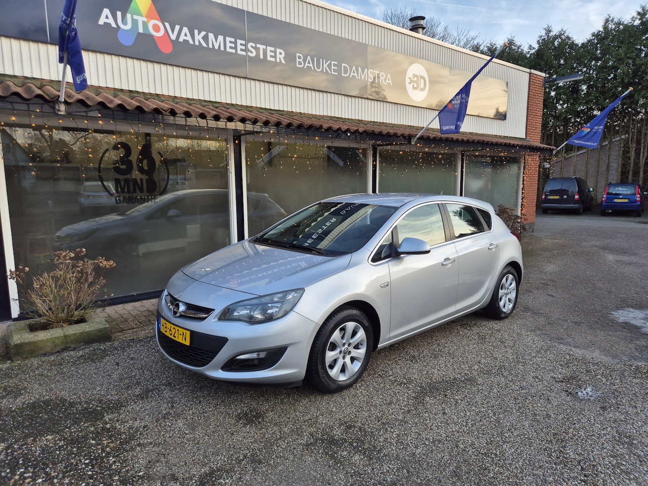 Opel Astra - 1.4 Turbo Blitz |Airco|Cruise|Trekhaak|Navi|PDC|Topstaat!| - AutoWereld.nl