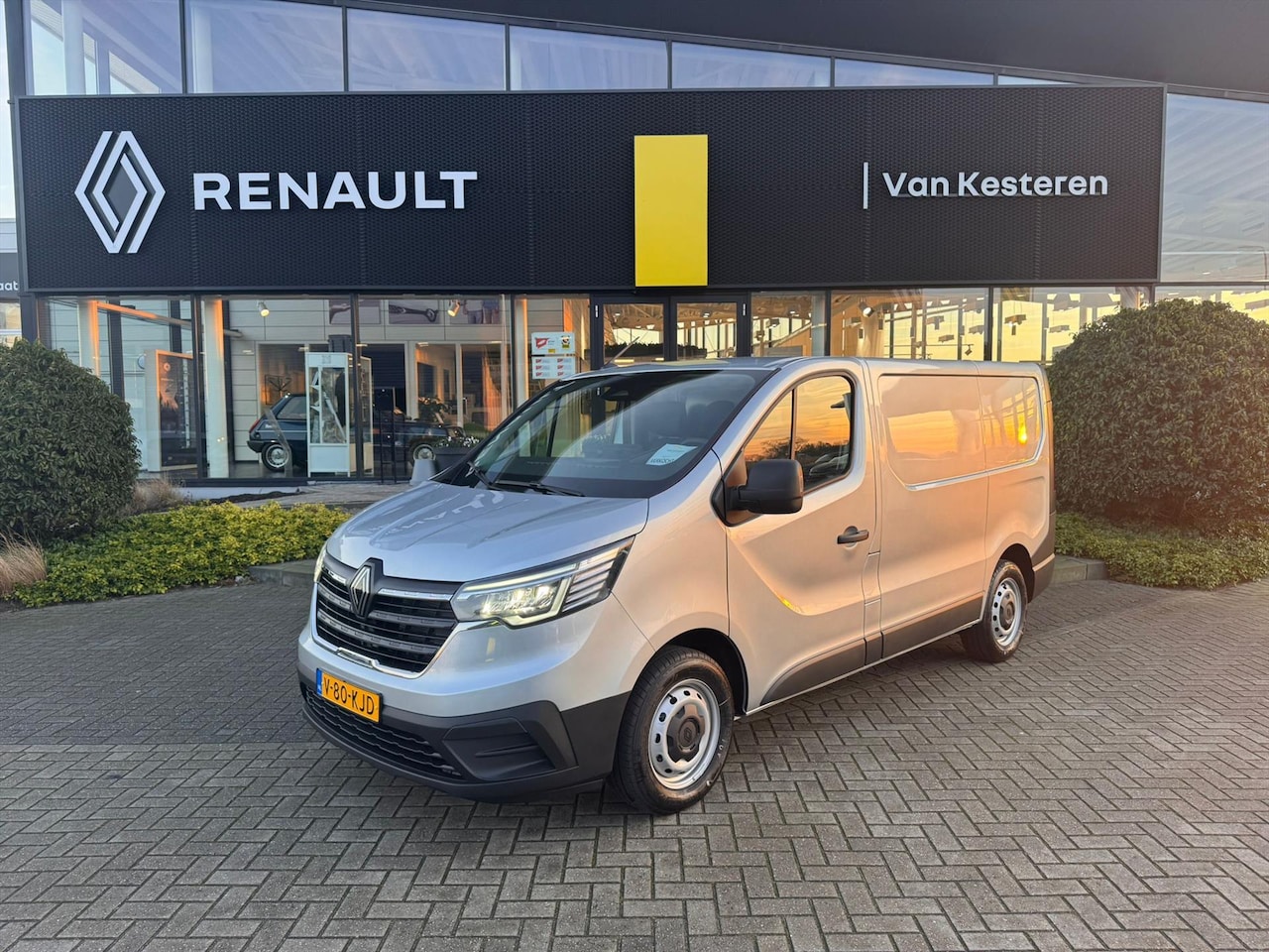 Renault Trafic - GB 2.0 Blue dCi 131pk L1H1 T30 Start/ Camera/ Carplay/ Trekhaak/ Alarm/ Luxe stoel - AutoWereld.nl