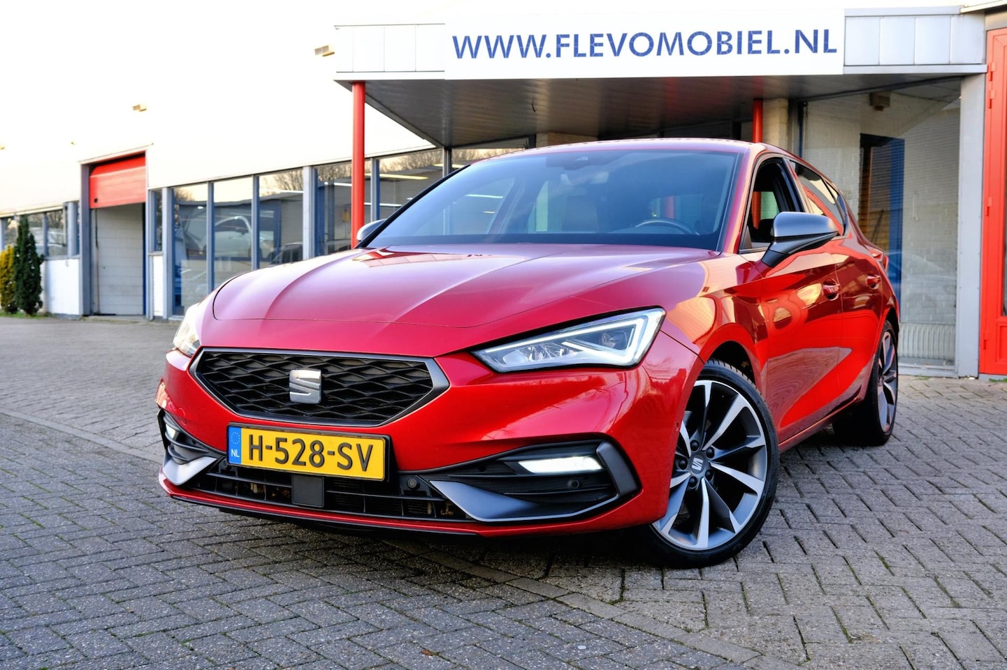 Seat Leon - 1.5 eTSI FR Aut. Virtual Disp|Navi|Cam|ParkAssist|Apple CarPlay|Enz! - AutoWereld.nl