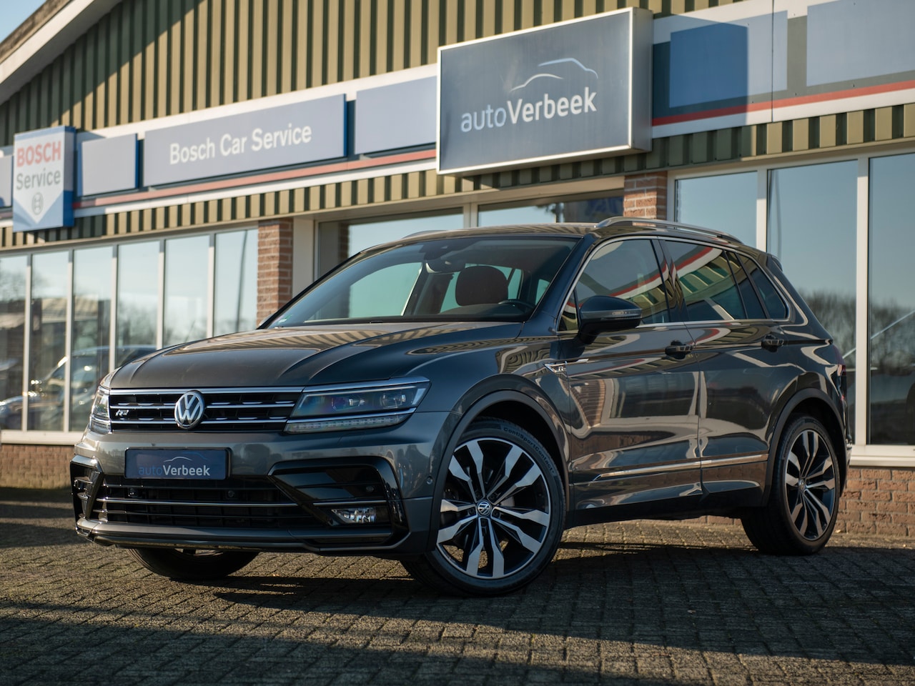 Volkswagen Tiguan - 2.0TSi 4Motion Highline | R-Line | 20" Suzuka velgen | El. Achterklep m.sensor | Wegklapba - AutoWereld.nl