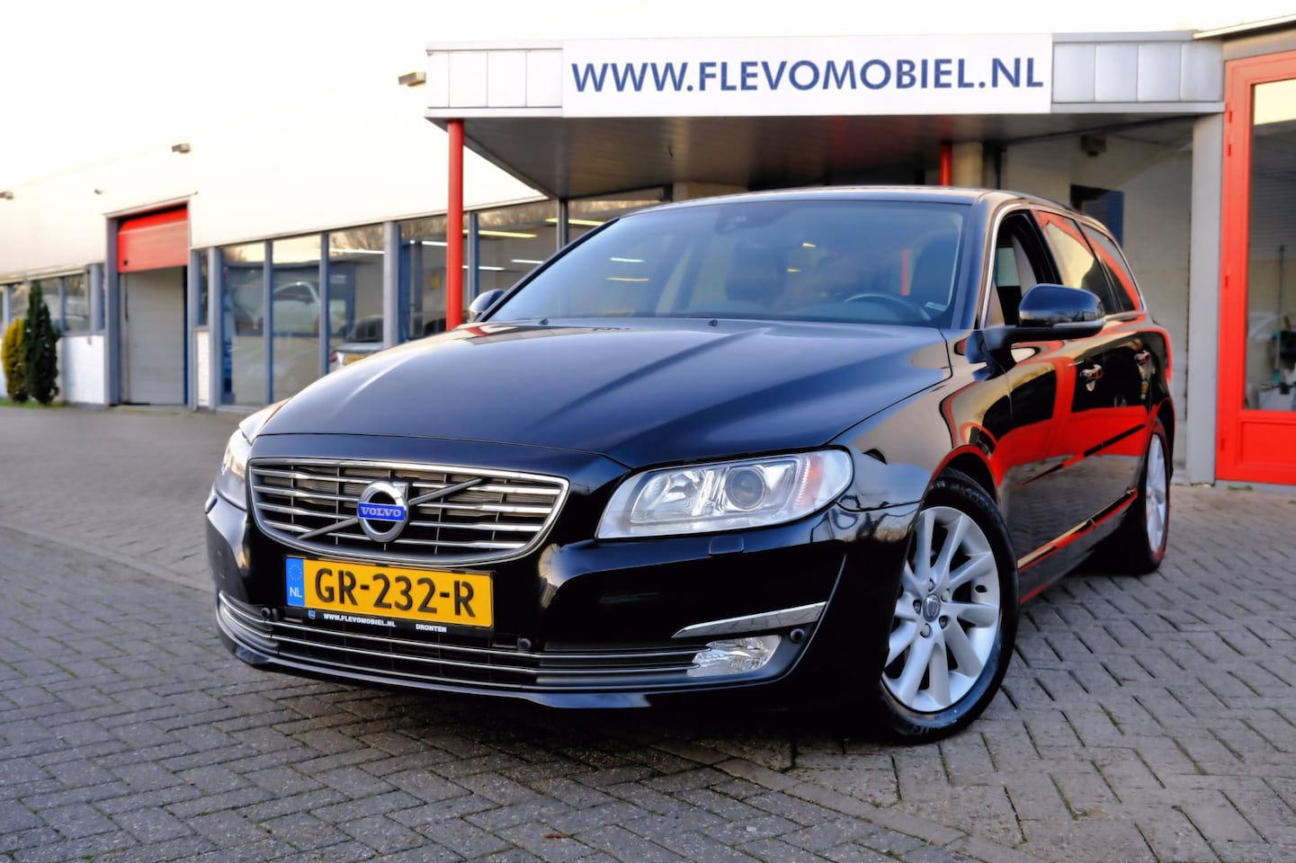 Volvo V70 - 1.6 D2 Momentum Leder|Navi|Xenon|Pano|Clima - AutoWereld.nl