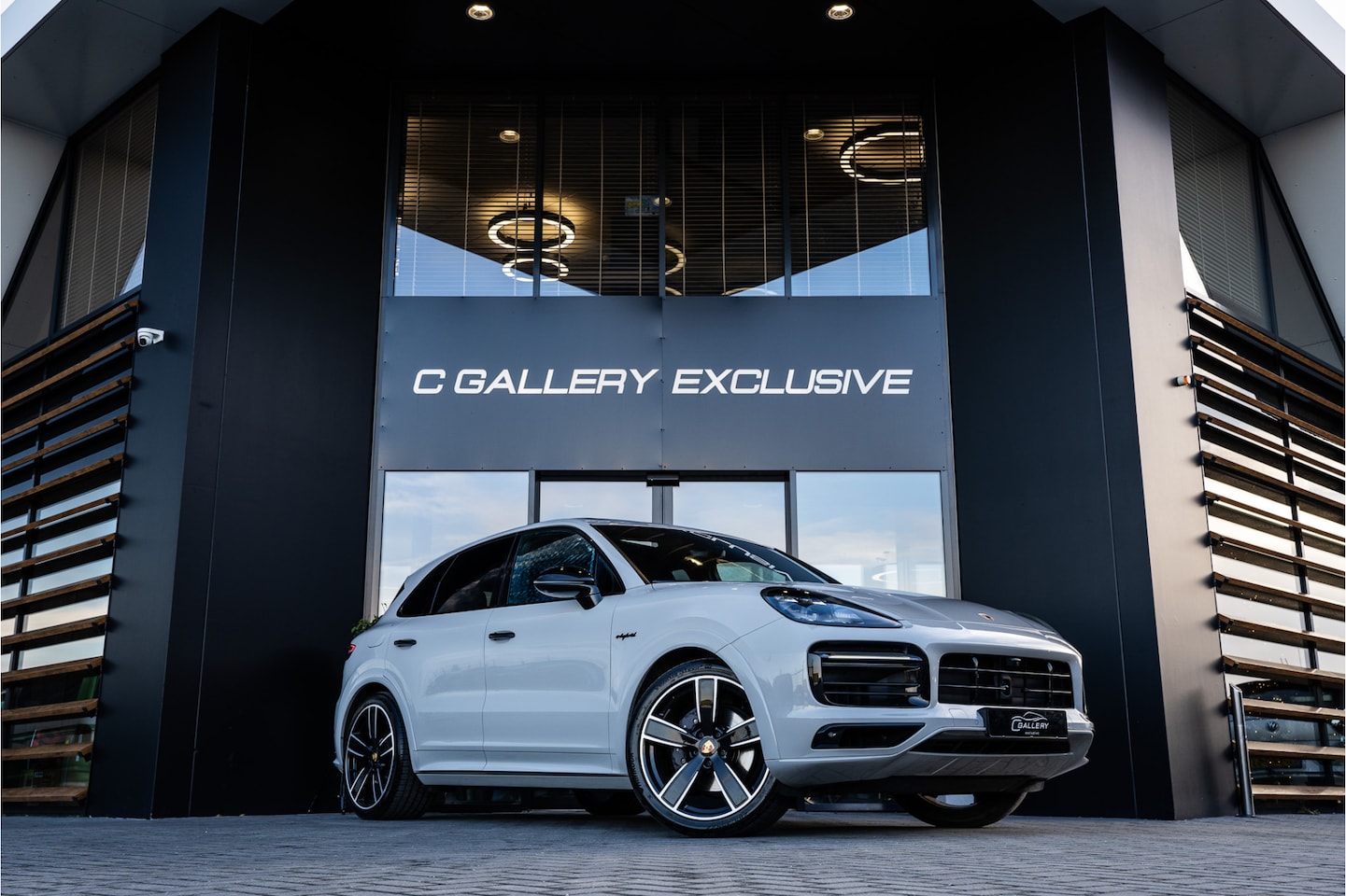 Porsche Cayenne - 3.0 E-Hybrid | Panorama | Luchtvering | Sport Chrono | ACC - AutoWereld.nl