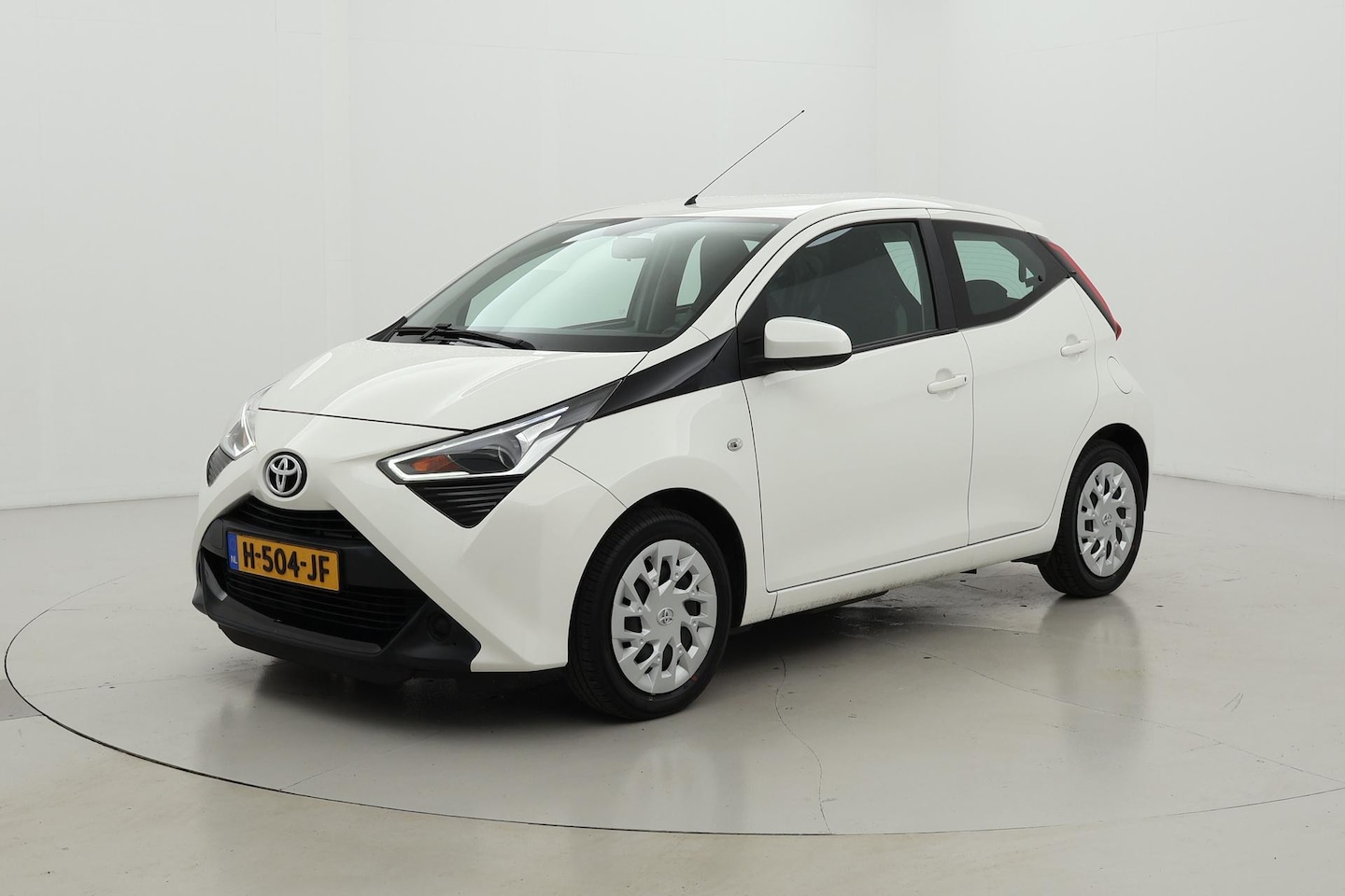 Toyota Aygo - 1.0 VVT-i x-play | Apple Carplay\Android - AutoWereld.nl