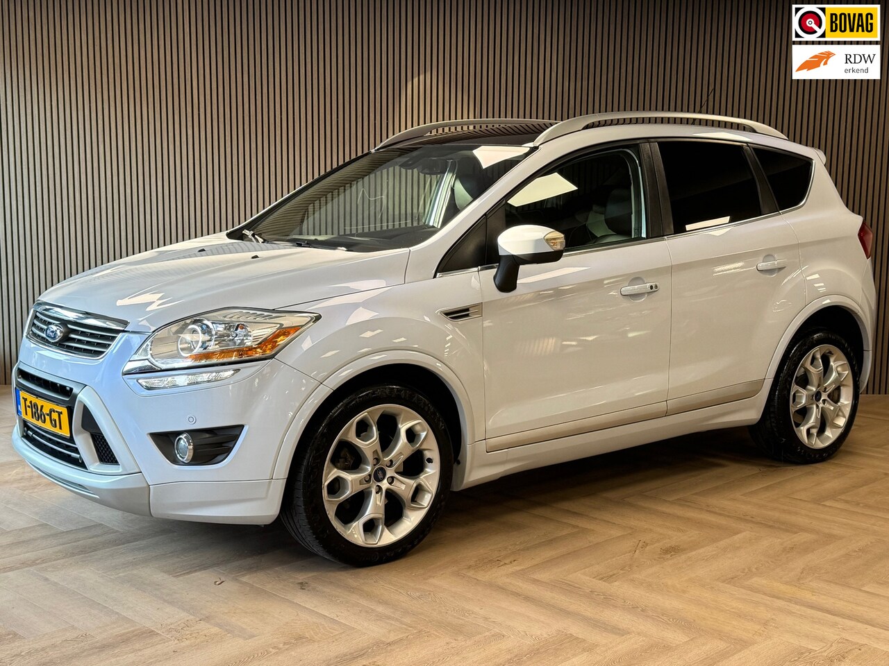 Ford Kuga - 2.5 20V Titanium AUT. AIRCO PANORAMADAK LEDER CRUISE PDC BLUETOOTH NAVIGATIE - AutoWereld.nl