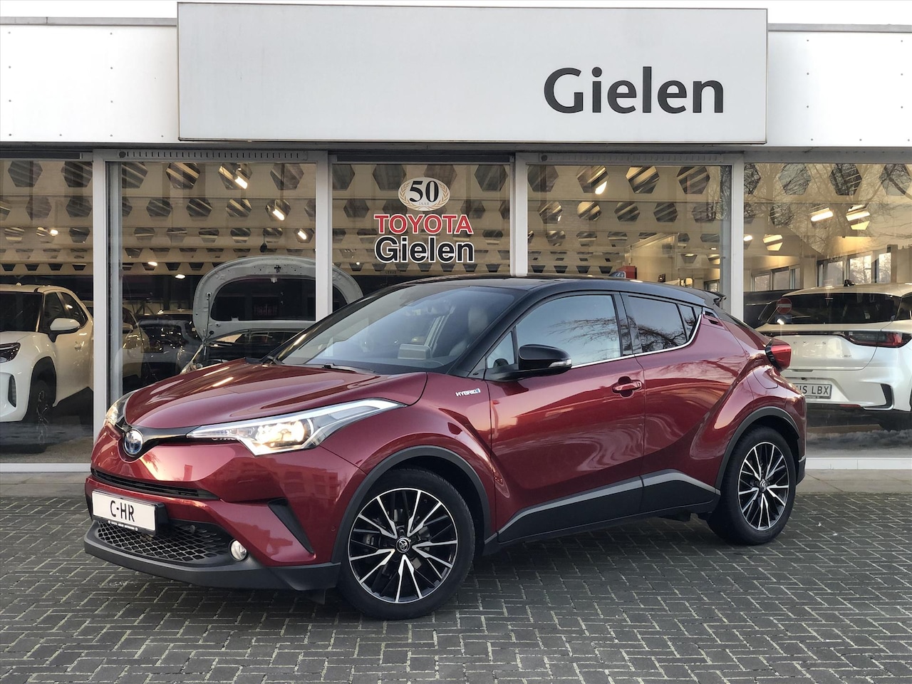 Toyota C-HR - 1.8 Hybrid Style Bi-Tone | Leer, JBL, Navigatie, Dodehoekherkenning, Stoelverwarming, Park - AutoWereld.nl