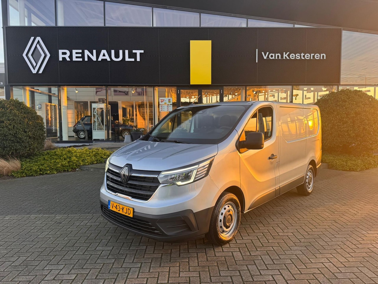 Renault Trafic - GB 2.0 Blue dCi 131pk L1H1 T30 Start/ Camera/ Carplay/ Trekhaak/ Alarm/ Luxe stoel - AutoWereld.nl