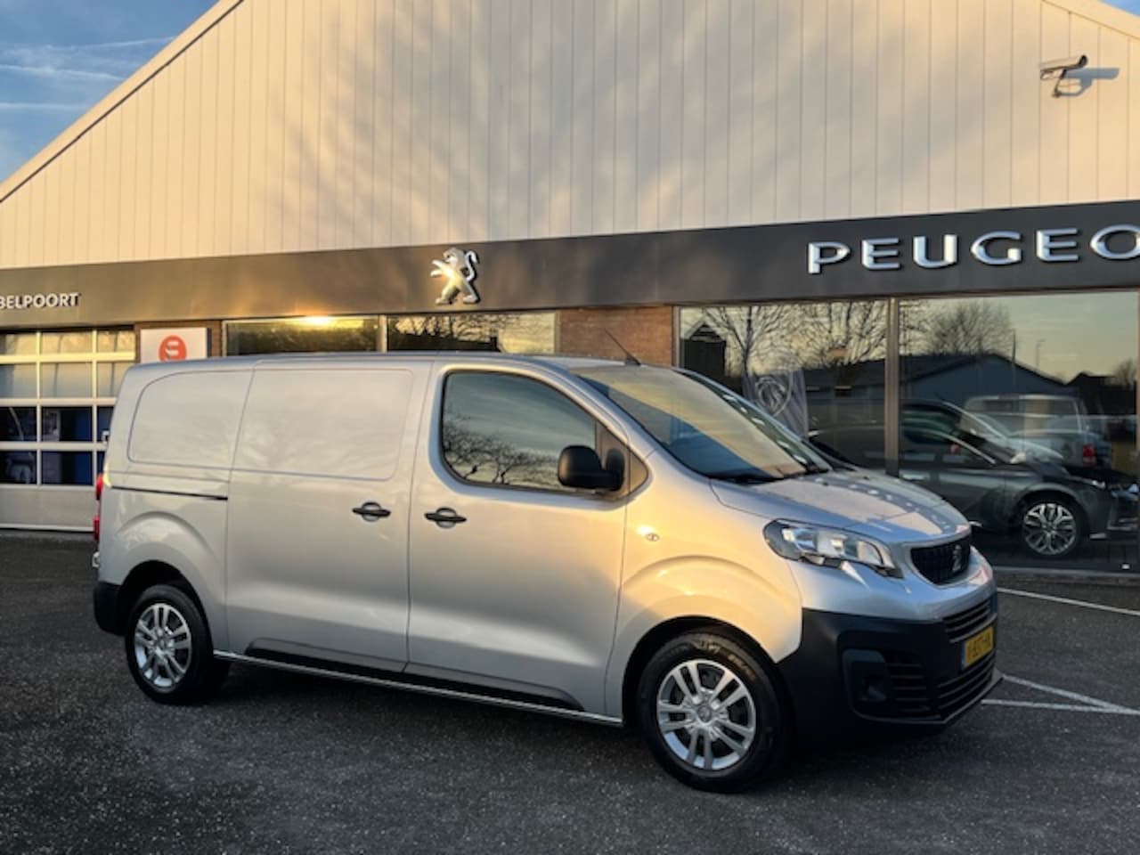 Peugeot Expert - PREMIUM 231S GB 2.0 BlueHDi-120pk L2H1/3pers.| NAVIGATIE-eu/tomtom&BLUETOOTH&TOUCHSCREEN | - AutoWereld.nl