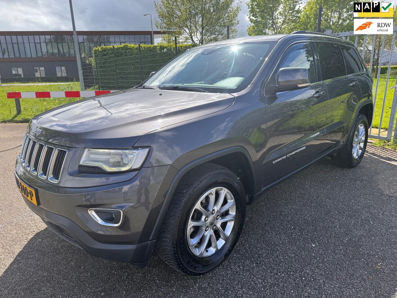 Jeep Grand Cherokee - 3.0 CRD Laredo Grijskenteken NAP Nette auto - AutoWereld.nl