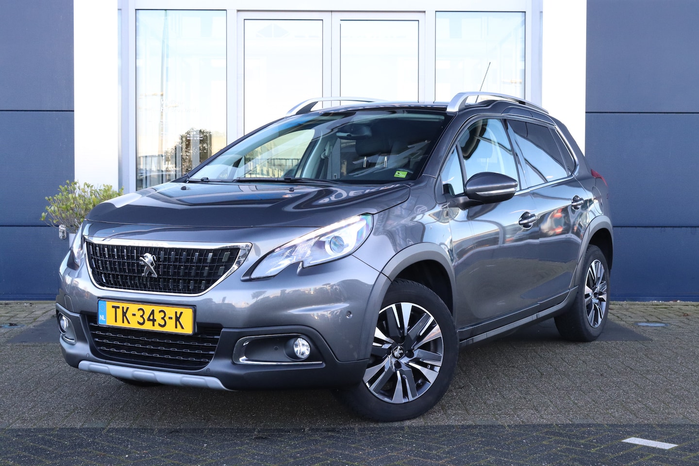 Peugeot 2008 - 1.2 PureTech Allure | Camera | Navi | Trekhaak | Cruise Control | Carplay - AutoWereld.nl