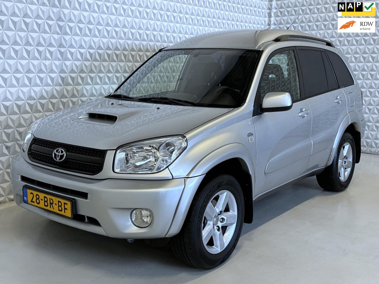 Toyota RAV4 - 2.0 D-4D 4WD GRIJS KENTEKEN / 204.000km (2004) - AutoWereld.nl