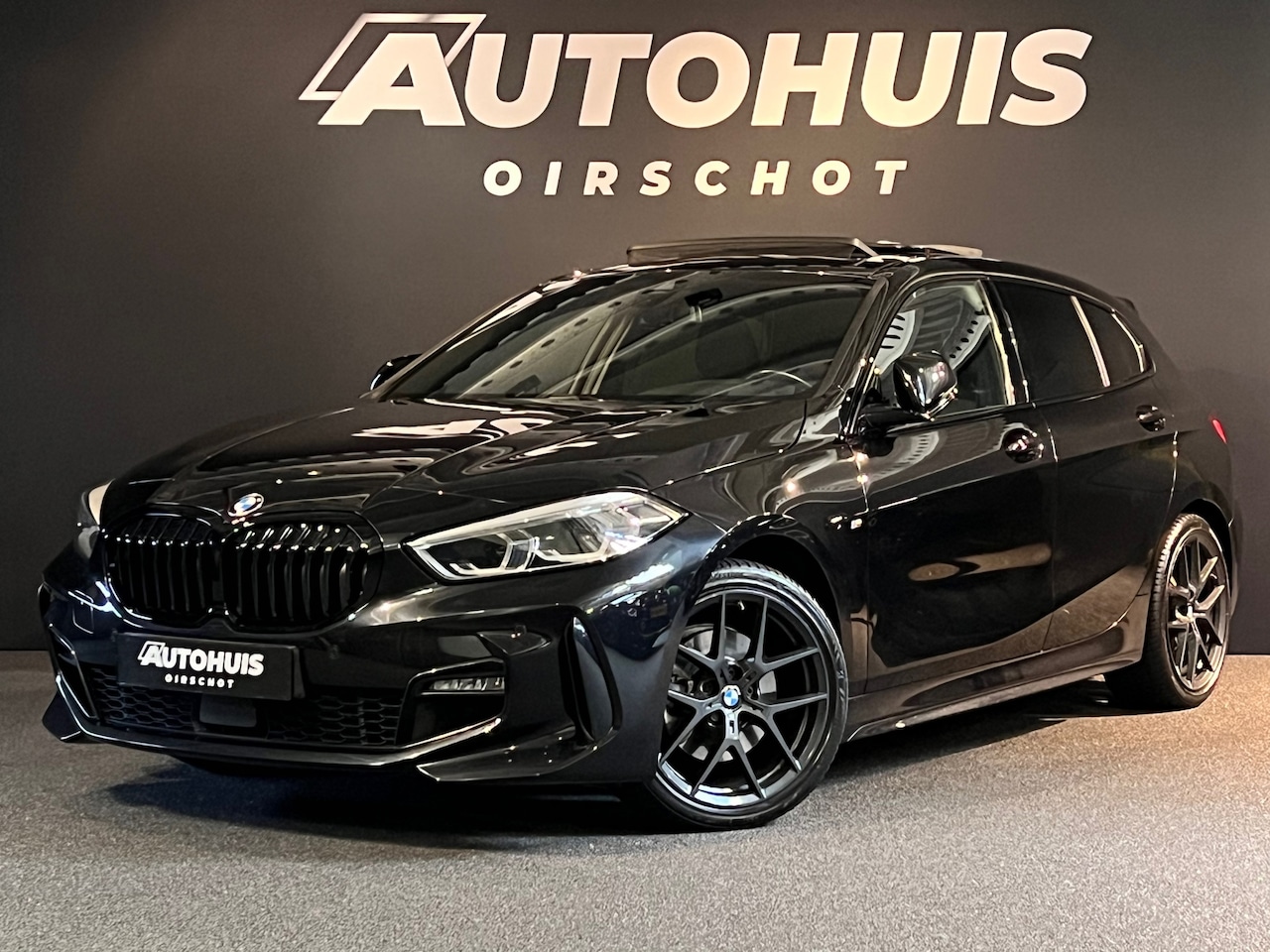 BMW 1-serie - 118i High Executive Edition M Pano/ Lederen Memory stoelen/ Stuurverwarming/ Camera/ 18" - AutoWereld.nl