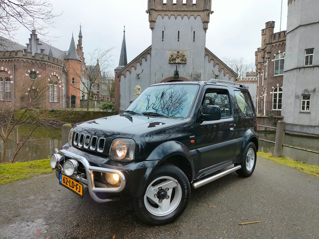 Suzuki Jimny - 1.3 Special Zwart / 4x4 / trekhaak / nap - AutoWereld.nl