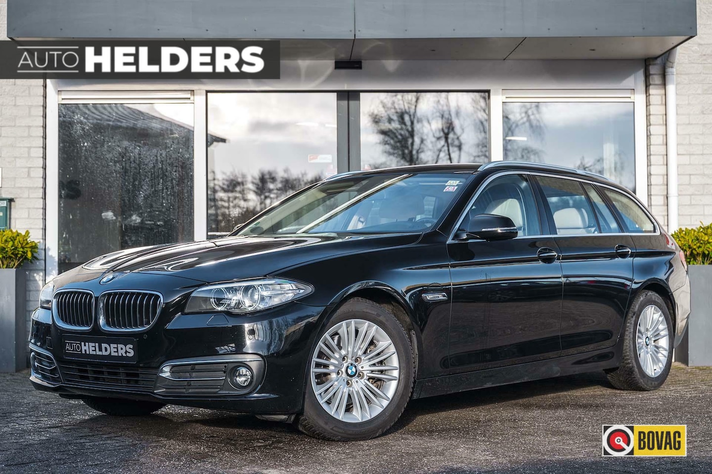 BMW 5-serie Touring - 520d Luxury Edition 190PK Leder Trekhaak - AutoWereld.nl