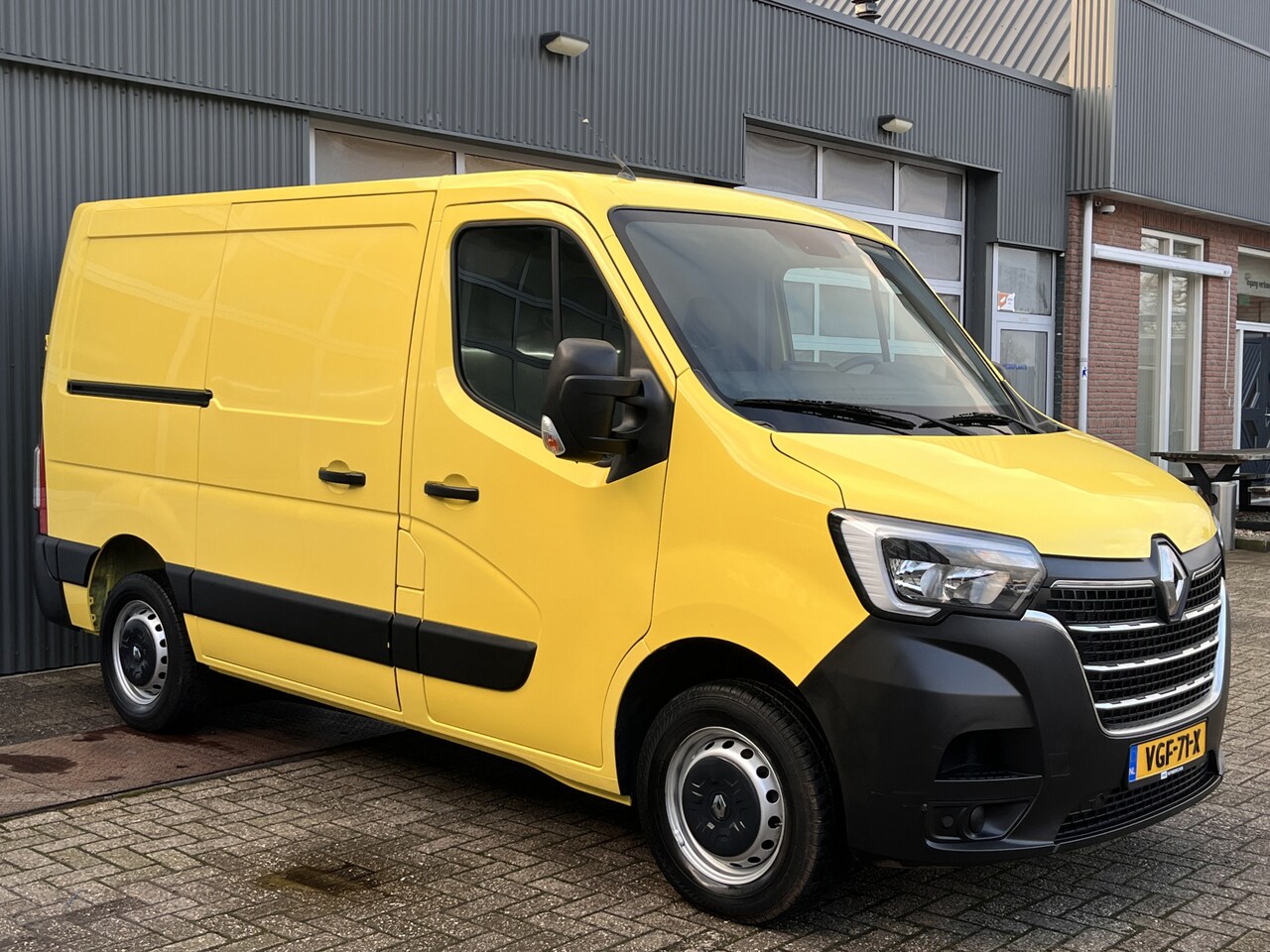 Renault Master - T28 2.3 dCi 135 L1H1 Airco Cruise controle Trekhaak 2500kg trekgewicht Achteruitrijcamera - AutoWereld.nl