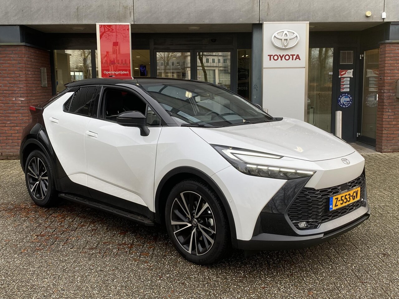 Toyota C-HR - 2.0 Plug-in Hybrid 220 Première Edition APPLE/ANDROID JBL HEAD-UP PANODAK EL-ACHTERKLEP 36 - AutoWereld.nl