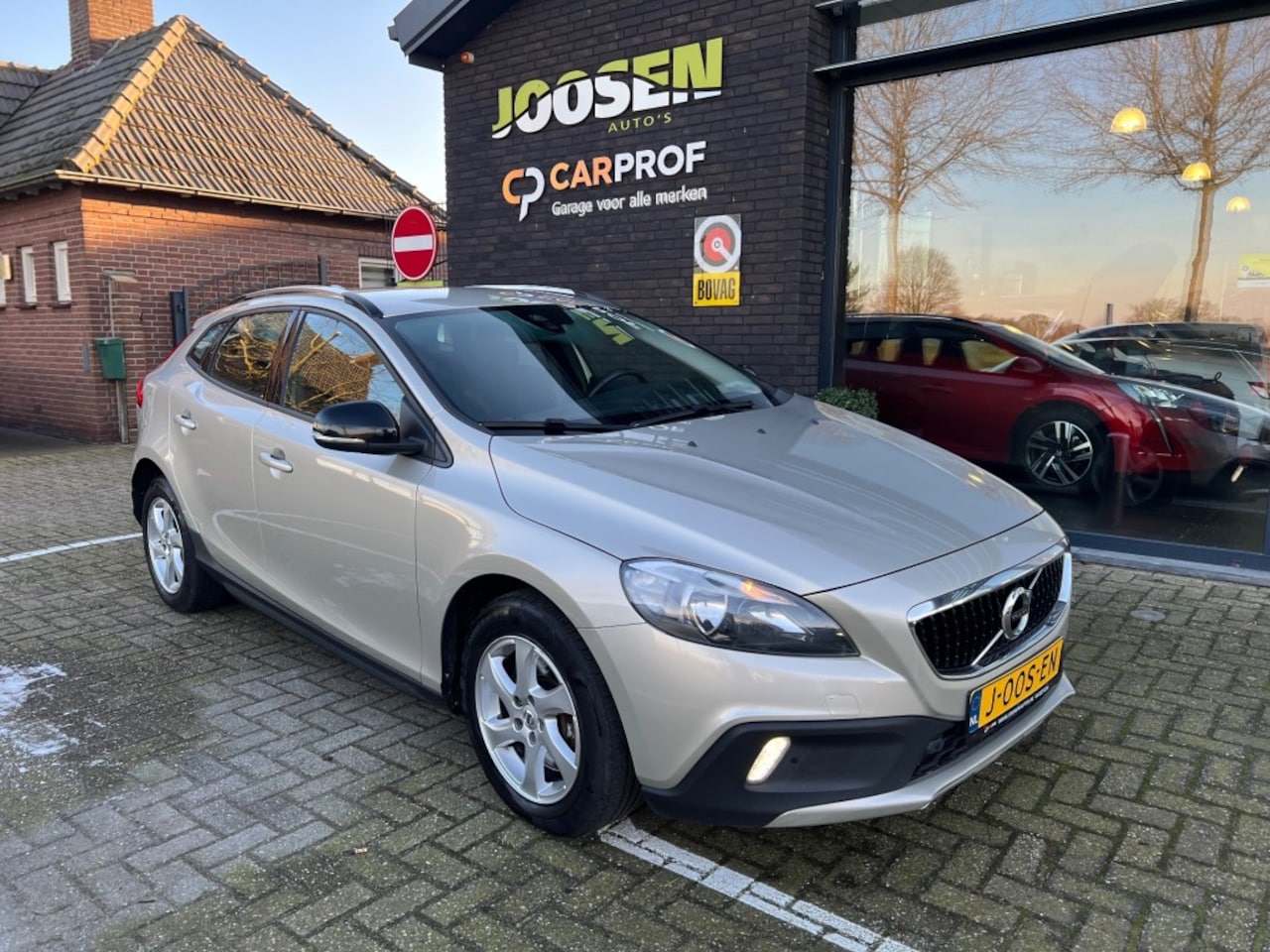 Volvo V40 - 2.0 D2 MOMENTUM CROSSCOUNTRY - AutoWereld.nl