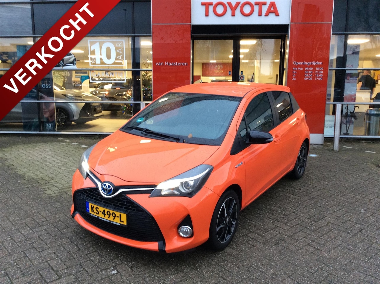 Toyota Yaris - 1.5 Full Hybrid Orange Sport - AutoWereld.nl