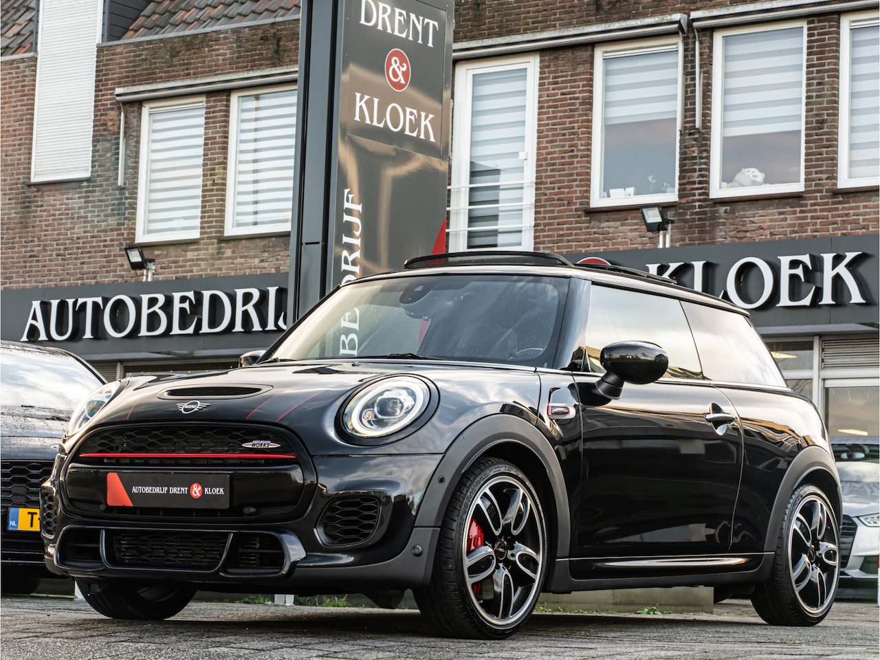 MINI John Cooper Works - Mini 2.0 Chili ORG NL PANO HARMAN KARDON CAMERA LED ADAP CRUISE - AutoWereld.nl