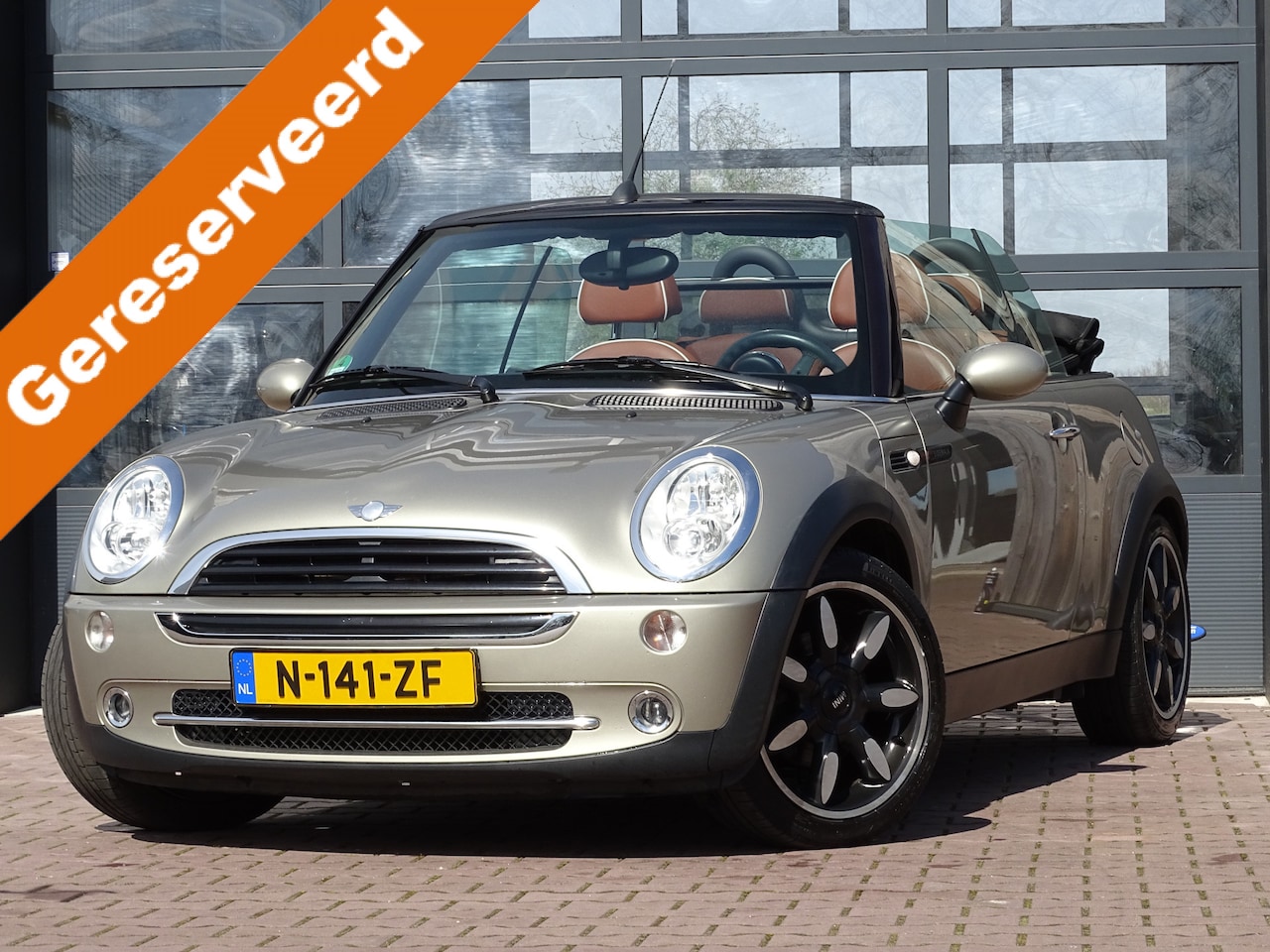 MINI Cabrio - Mini 1.6 One Sidewalk | Airco | Stoelverwarming | Elektrisch dak | Leder | All-season | - AutoWereld.nl