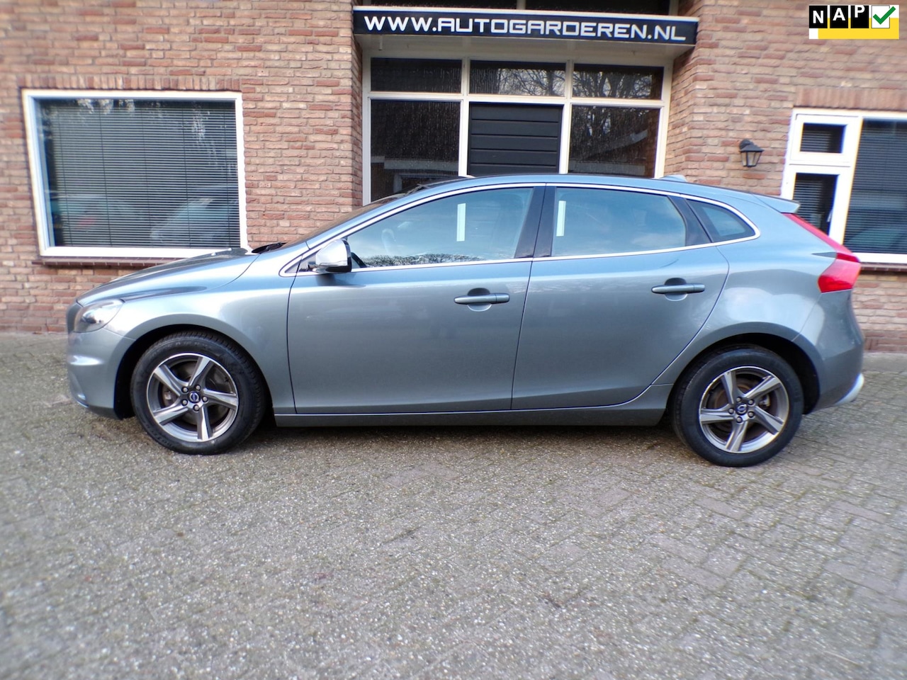 Volvo V40 - 2.0 D4 Summum Business R-Design - AutoWereld.nl