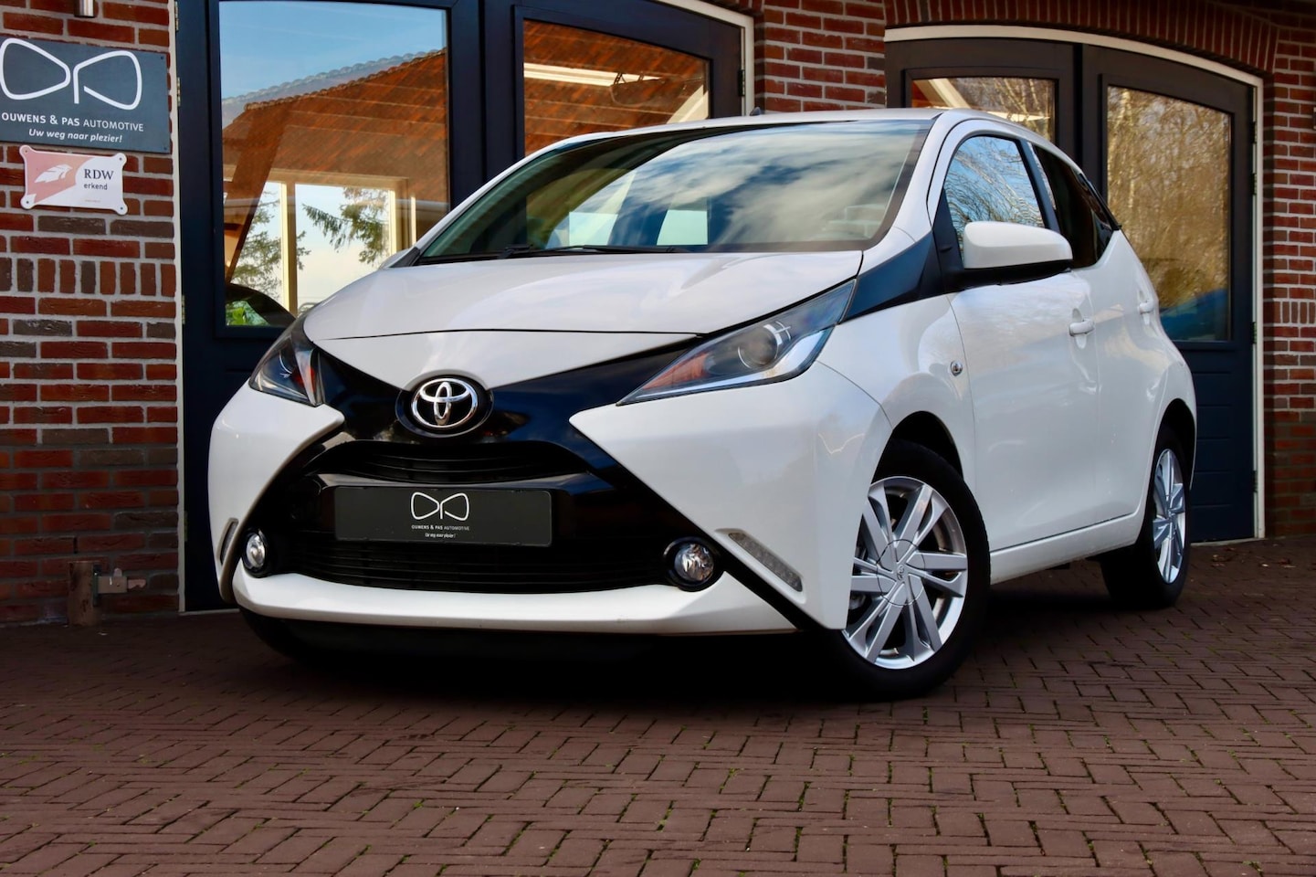 Toyota Aygo - 1.0 VVT-i x-play | NAVIGATIE | CAMERA | CARPLAY | AIRCO - AutoWereld.nl