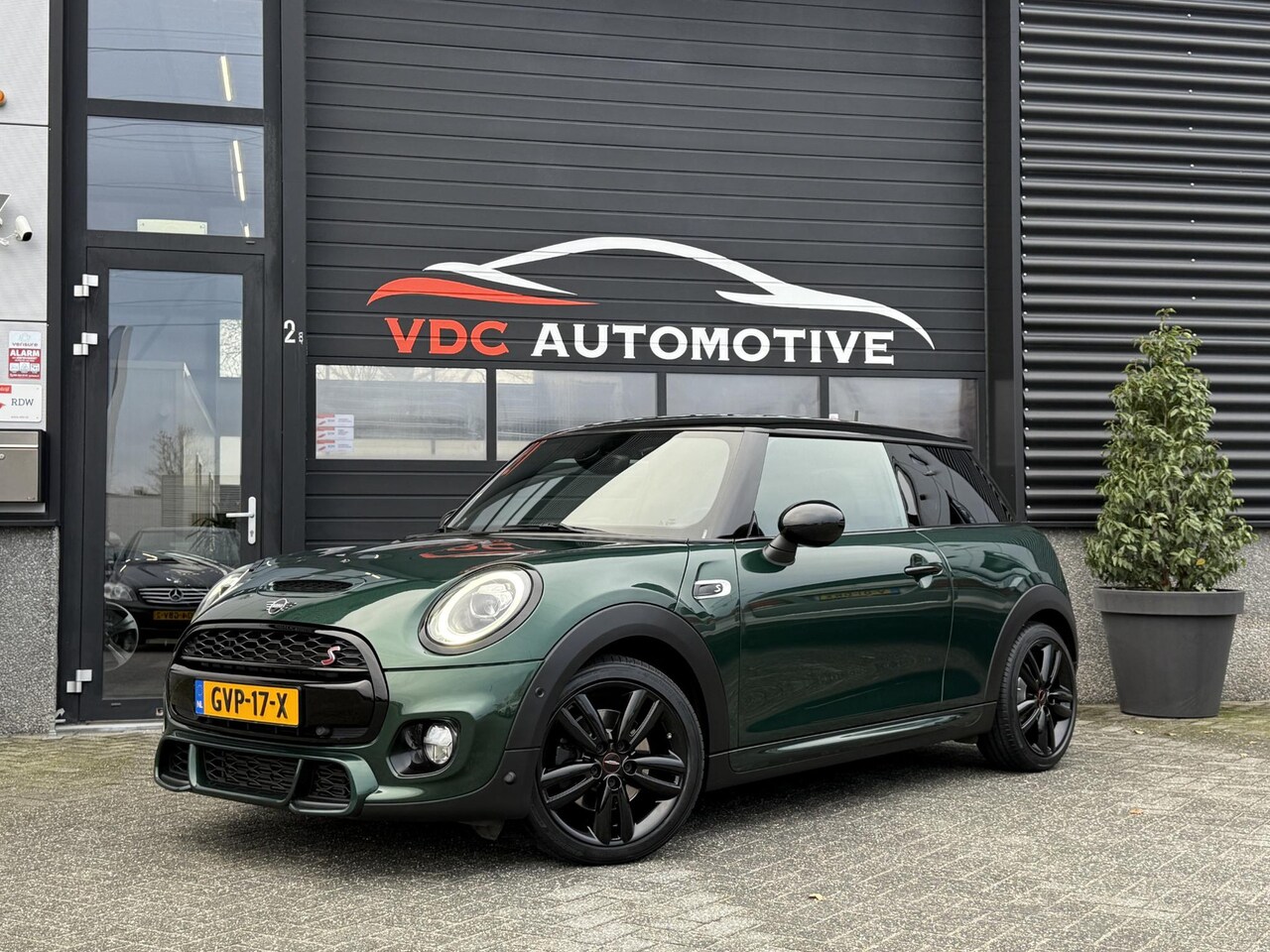 MINI Cooper S - 2.0 Cooper S Chili Mini Mini 2.0 Cooper S Chili JCW | Carplay | LED | Privacyglas | Elek S - AutoWereld.nl