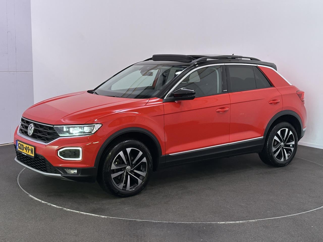 Volkswagen T-Roc - 1.5 TSI Sport 150 pk DSG | Panoramadak | Adaptive Cruise | Virtual Cockpit | Camera | Appl - AutoWereld.nl