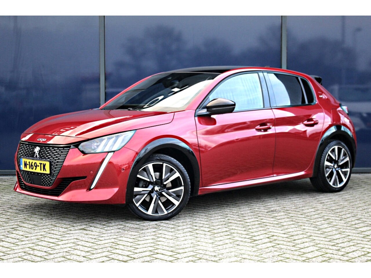 Peugeot 208 - 1.2 PureTech 130 Pk GT | Camera | Carplay | Leder/Stof | Dode hoek | 17" LMV | Getint glas - AutoWereld.nl