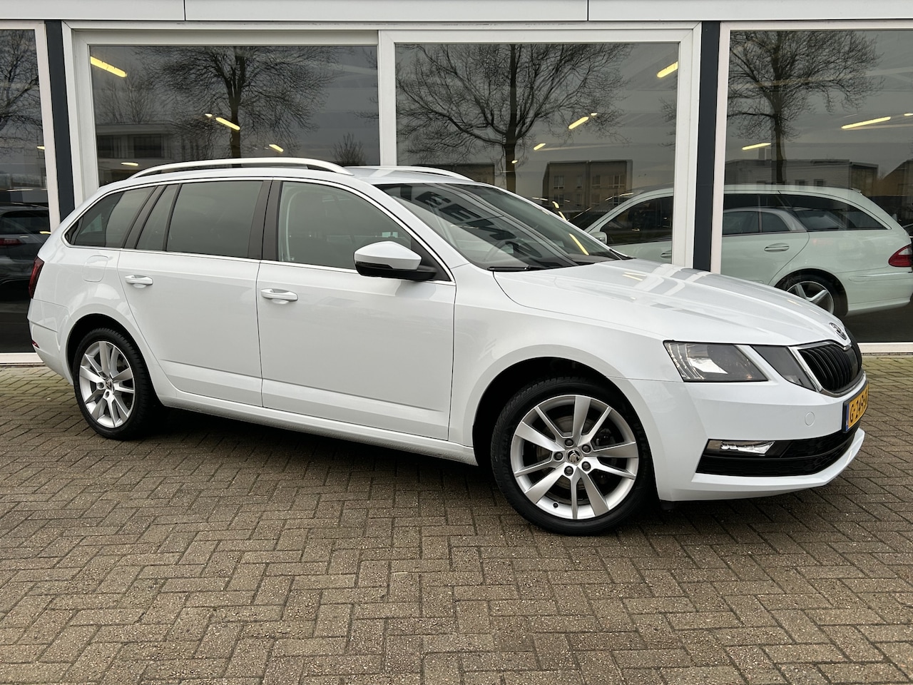 Skoda Octavia Combi - 1.0 TSI Greentech Clever Edition 50% deal 6.975,- ACTIE Automaat / Trekhaak / Virtiual Dis - AutoWereld.nl